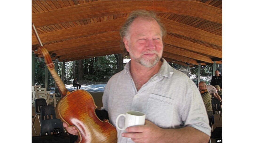 California-based performer and composer Alasdair Fraser runs popular Scottish fiddling camps to encourage young and old to take up the instrument.(VOA/J. Mar)