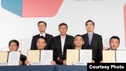 上海市常務副市長周波（後排左一）、台北市長柯文哲（中）、台北市副市長鄭家基（後排右一）12月20日在台北上海城市論壇上見證合作備忘錄簽署（圖片來源: 台北市政府）