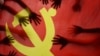 中國江蘇連雲港的一所小學校的學生在上中共黨史課時把手放在中共黨旗上。 （2020年6月28日）