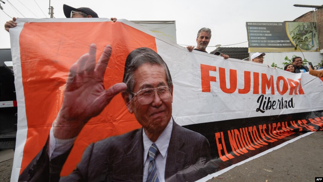 Simpatizantes del expresidente peruano aguardaron por horas su liberación.