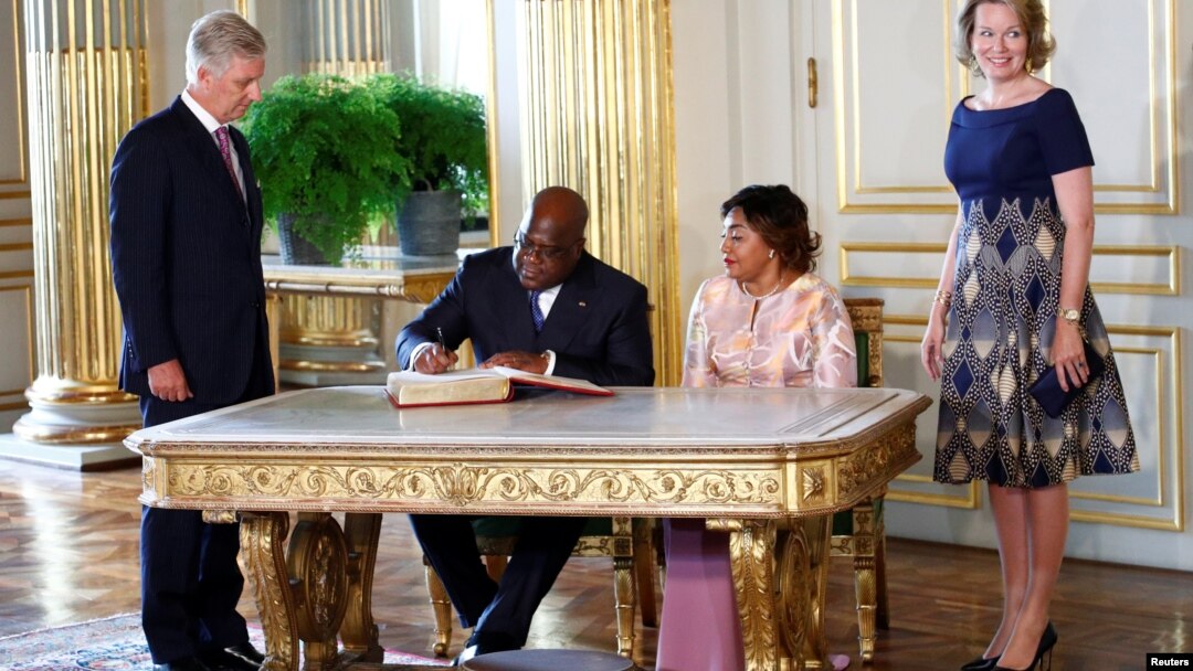 Président Félix Tshisekedi elongo na molongani wa ye Dénise Nyakeru azali kotiya manzaka na buku nsima na bokutani na mokonzi to nkumu ya mboka Belgique Philippe na mwasi wa ye Mathilde na ndako ya bokonzi na Bruxelles, 17 septembre 2019.