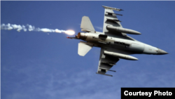 台灣2019年5月30日舉行“聯合灘岸殲敵作戰實彈射擊”演習，台灣空軍F-16戰機發射熱焰彈後脫離目標區。 （台灣國防部）