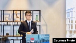 Simon Cheng 在英國駐港總領事館參與投資暨貿易政策說明會上(照片來源： 鄭文傑2018年11月15日臉書貼文)