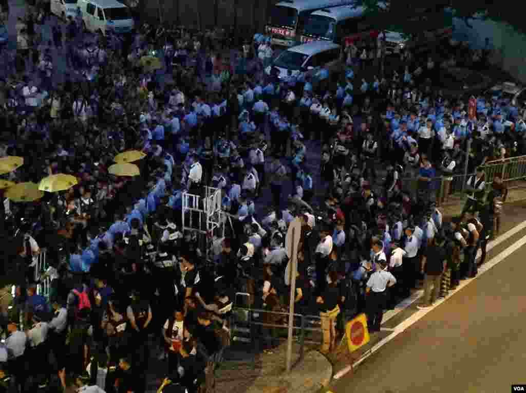 港人重返政總紀念雨傘運動一周年(美國之音海彥拍攝)