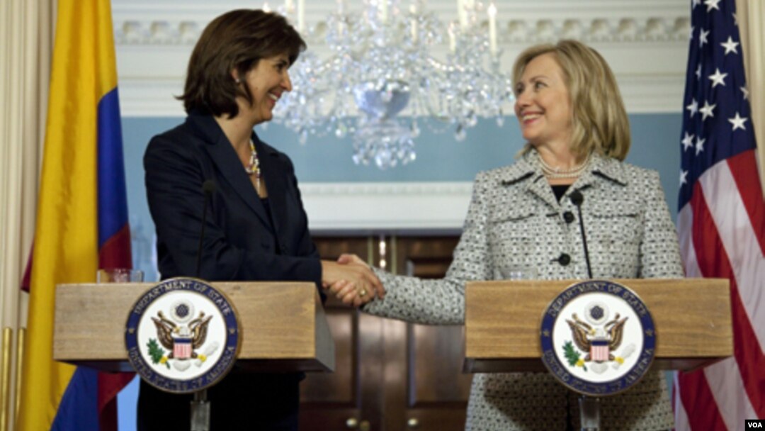 La secretaria de Estado Hillary Clinton saluda a la canciller de Colombia, María Ángela Holguín, como una muestra de los muchos compromisos con el Hemisferio Occidental