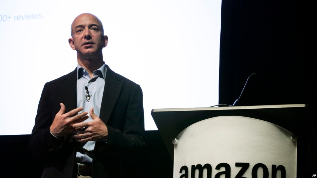 Jeff Bezos y su esposa McKenzie donaron 33 mil millones de dólares para financiar la educación universitaria de mil jóvenes "soñadores" en EE.UU.