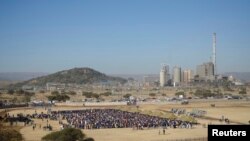 Mineiros aguardam entrada na mina de platina de Marikana na África do Sul