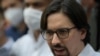 El líder de la oposición política venezolana Freddy Guevara habla con la prensa en una plaza en Caracas. Septiembre 9, 2021.
