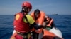 Član organizacije Open Arms spasava migrante u Mediteranu (arhivski snimak)