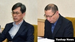 북한이 억류 중인 한국 국적 김국기 씨(왼쪽)과 최춘길 씨가 지난 3월 인민문화궁전에서 열린 기자회견에 참석했다. (자료사진)