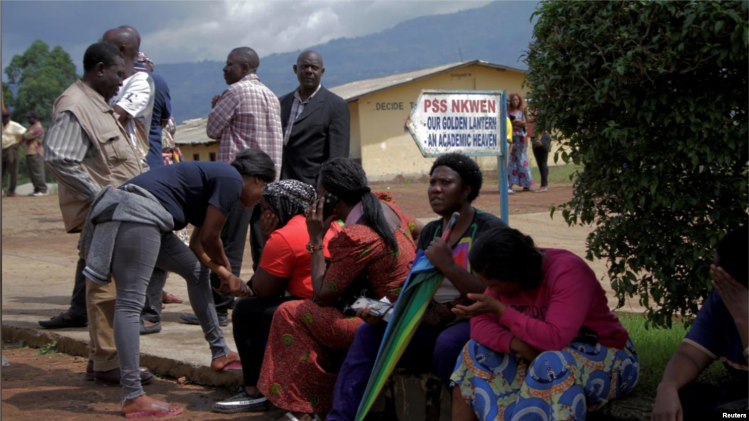 Padres de los jóvenes secuestrados, esperando a sus hijos, en Bamenda, Camerún, el martes 6 de noviembre de 2018.