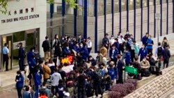 大批記者及市民到天水圍警署外採訪及聲援被遣返的8名港人 (攝影：湯惠芸)