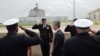 北約秘書長斯托爾滕貝格（左二）5月12日在羅馬尼亞德韋塞盧空軍基地舉行的陸上宙斯盾（Aegis Ashore）基地（背後建築）啟動儀式上校閱儀仗隊。