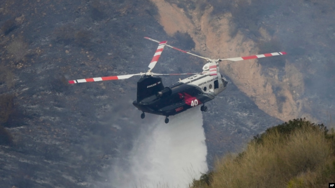 Se arroja agua sobre el incendio Franklin desde un helicóptero el miércoles 11 de diciembre de 2024 en Malibú, California. AP