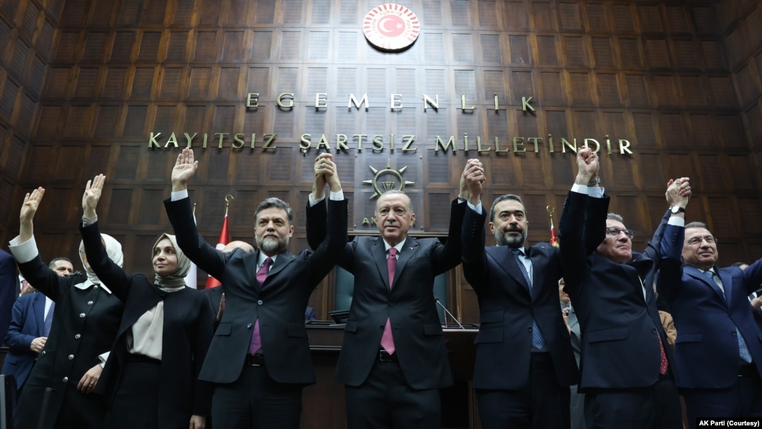 Cumhurbaşkanlığı Hükümet Sistemi nedeniyle etkinliği tartışma konusu olan Meclis’te muhalefet cephesinde dördüncü siyasi parti grubunu koruyabilmek için ilk aşamada “iki vekil geçişi” formülü gündemde. 