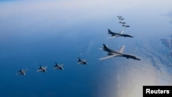 미 공군 B-1B(가운데) 전략폭격기 2대와  F-16 전투기들이 한국 공군 F-35A 스텔스 전투기들과 연합공중훈련하고 있다. 