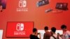 在中國上海舉行的中國數字娛樂博覽會任天堂Nintendo Switch展位上的參觀者。 （2019年8月2日）