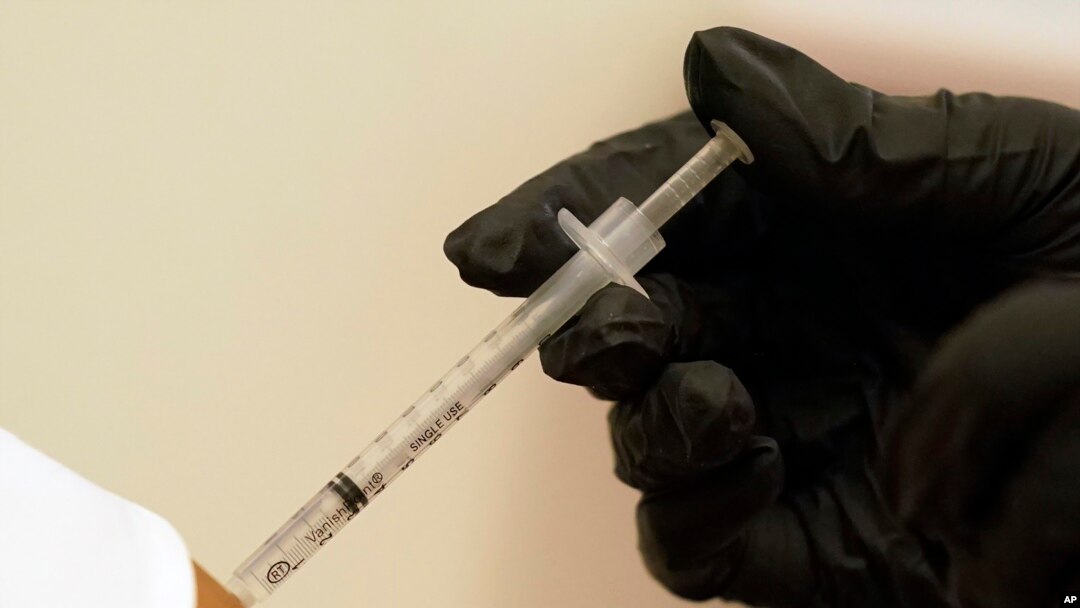 Una mujer es inyectada con su segunda dosis de la vacuna de Pfizer contra el COVID-19 en un sitio de vacunación de Servicios Humanos y de Salud del condado Dallas, el 26 de agosto de 2021, en Dallas.