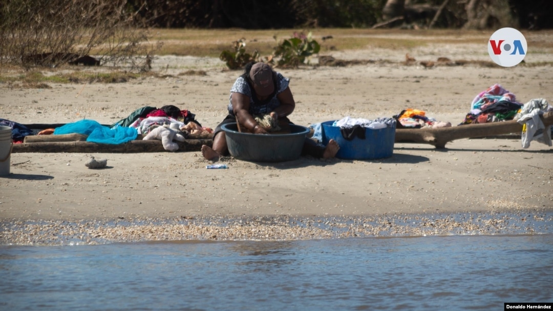 Un mujer, en el Caribe Central, se encuentra lavando lo poco que rescató después de perder todo por el paso de los huracanes. Nicaragua, noviembre 2020. Foto Donaldo Hernández/VOA.