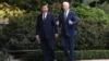 El presidente estadounidense Joe Biden (izq) y el presidente chino Xi Jinping caminan juntos después de una reunión durante la semana de líderes del Foro de Cooperación Económica Asia-Pacífico (APEC) en Woodside, California, el 15 de noviembre de 2023.