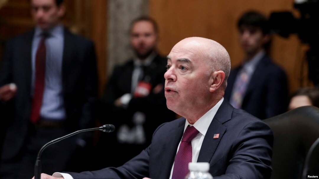 El secretario de Seguridad Nacional de EEUU, Alejandro Mayorkas, habla durante una audiencia en el Congreso, el 17 de noviembre de 2022.