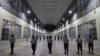 ARCHIVO: Guardias civiles en el exterior de las celdas del Centro de Confinamiento para el Terrorismo en San Salvador, El Salvador, el 2 de febrero de 2023.
