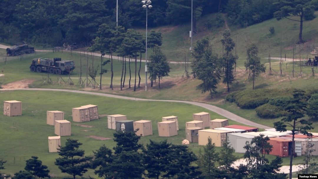 지난달 28일 경북 성주 주한미군 사드 기지에 미군 장비가 놓여 있다. 이날 한국 국방부는 사드 기지에서 진행해온 소규모 환경영향평가 이외 일반 환경영향평가도 실시할 것이라고 발표했다.