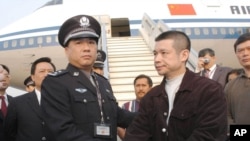2004年 余振東被美國遣返後 在北京機場被捕。