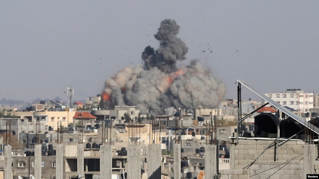 El humo se eleva tras los ataques israelíes, en medio del conflicto en curso entre Israel y el grupo islamista palestino Hamás, en Rafah, en el sur de la Franja de Gaza, el 6 de mayo de 2024.
