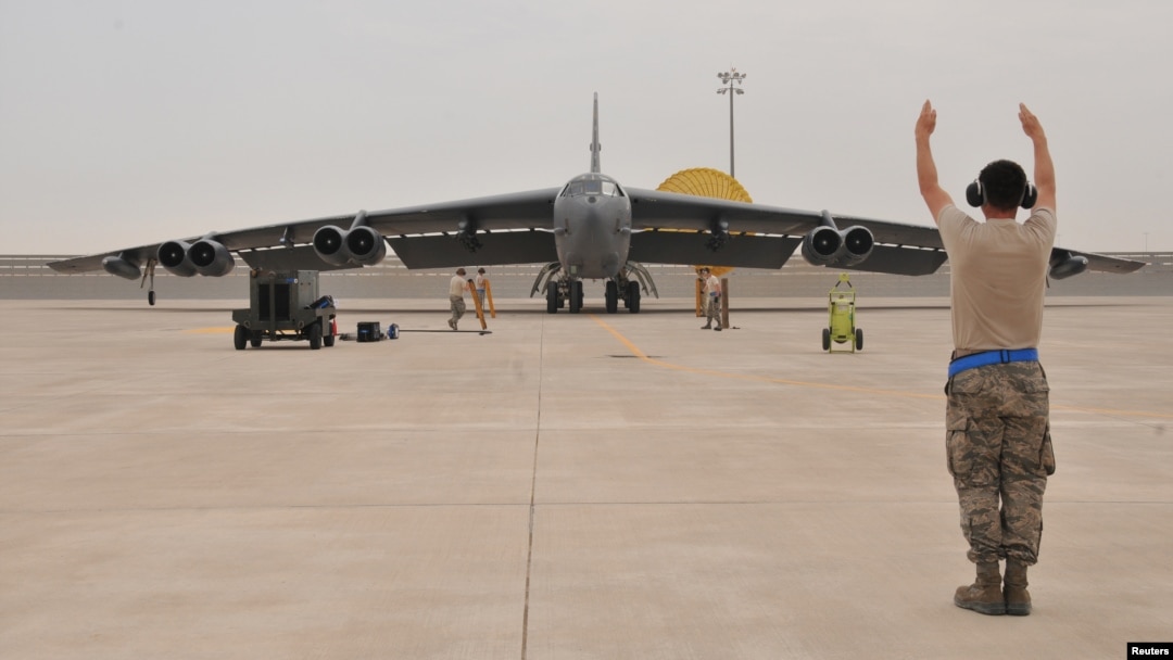 26-aprel kuni Qatardagi Al-Udaid havo bazasiga AQShning ikki B-52 bombardimonchi samolyoti uchib keldi. 