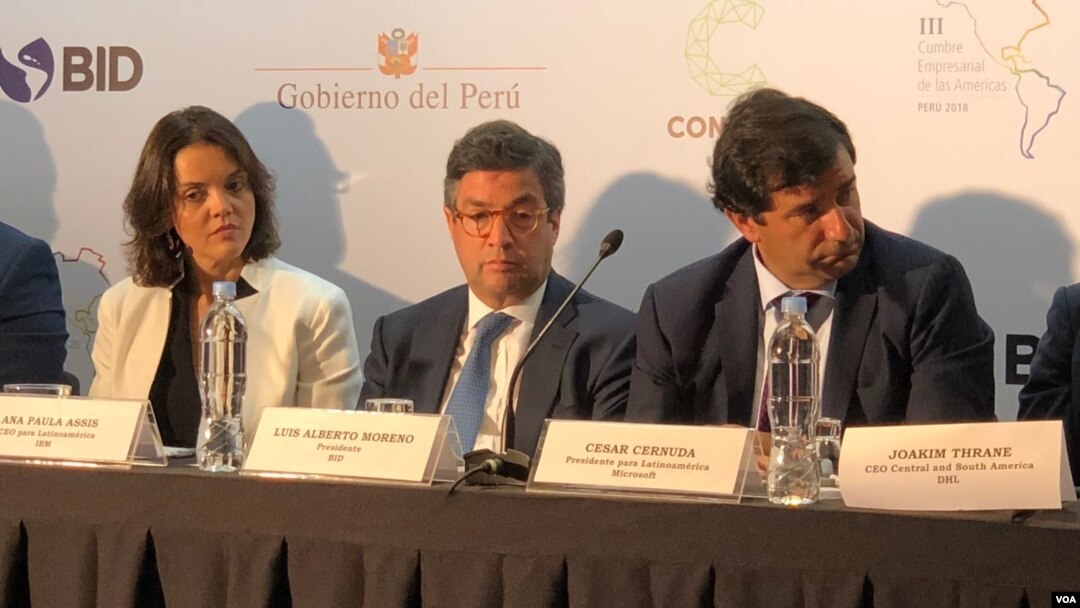 Luis Alberto Moreno (centro) presidente del BID, en Cumbre Empresarial de las Américas en Lima, Perú, que se realiza en el marco de la VIII Cumbre de las Américas. Abril 12 de 2018. Foto: Jacob Luzi, VOA.