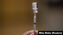 A nurse fills a syringe with the Pfizer COVID-19 vaccine in Los Angeles, California on August 30, 2021. (Mike Blake/Reuters)