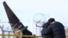 Los familiares en duelo se encuentran en el lugar donde un avión Boeing 737-800 de Jeju Air se estrelló y estalló en llamas este domingo en el Aeropuerto Internacional de Muan en Muan, a unos 288 kilómetros al suroeste de Seúl, el 30 de diciembre de 2024.