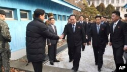 지난 9일 리선권 조국평화통일위원회 위원장 등 북측 대표단이 남북 고위급회담을 위해 판문점 군사분계선을 건너 남측으로 이동하고 있다.
