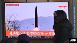 17일 한국 서울역에서 북한 미사일 발사 관련 뉴스가 나오고 있다.