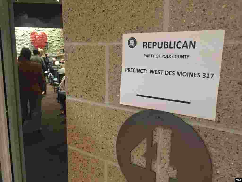 Republican voters attend a caucus at a church, West Des Moines, Iowa, Feb. 1, 2016. (K. Farabaugh/VOA)