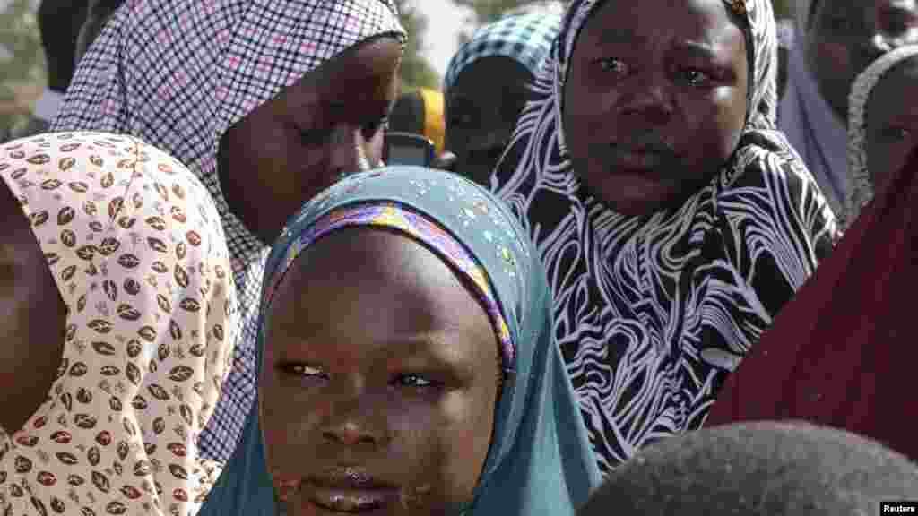 Iyayen da ‘yan uwan ‘yan matan da aka sace suna maida jawabi a taron da suka yi da gwamna jihar Borno, a Chibok, jihar Borno, 22 Afrilu 2014.