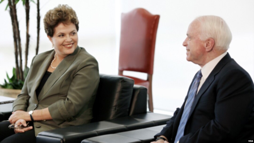 Rousseff pidió a los senadores John McCain y John Barrasso que el Congreso de EE.UU. ofrezca garantías de transferencia tecnológica para mejorar la oferta de Boeing.