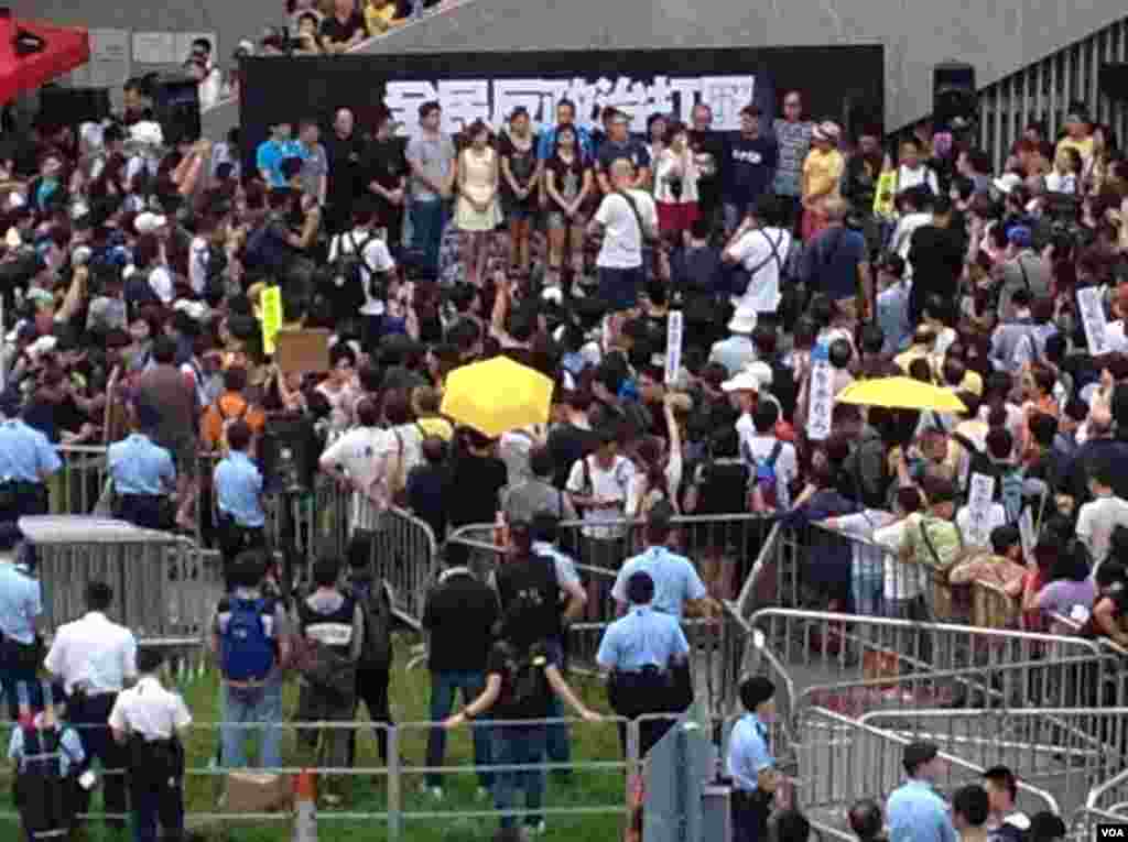 港人重返政總紀念雨傘運動一周年(美國之音海彥拍攝)