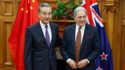 新西蘭外交部長彼得斯（Winston Peters）在一場活動中抨擊中國在太平洋島嶼安全領域加強存在的努力，並警告中國不要採取可能「破壞穩定」或破壞區域安全的行動。圖為彼得斯3月18日會見到訪的中國外交部長王毅。 （美聯社）