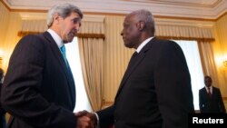 John Kerry com PR Dos Santos em Luanda