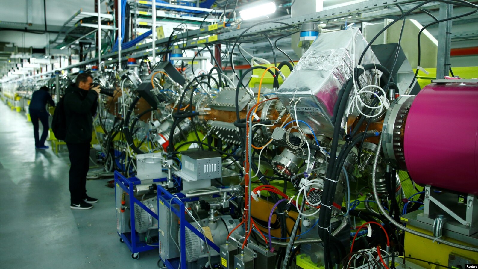 Ljudi u poseti akseceleratoru Linac 4 u CERN-u, Foto: REUTERS/Denis Balibouse - RTS15SVJ