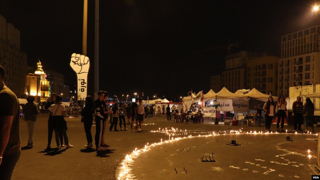 Mourners mark the death of a protester, who has quickly become an icon of the nearly monthlong anti-corruption demonstrations across Lebanon, pictured in Beirut on Nov. 13, 2019. (Heather Murdock/VOA)