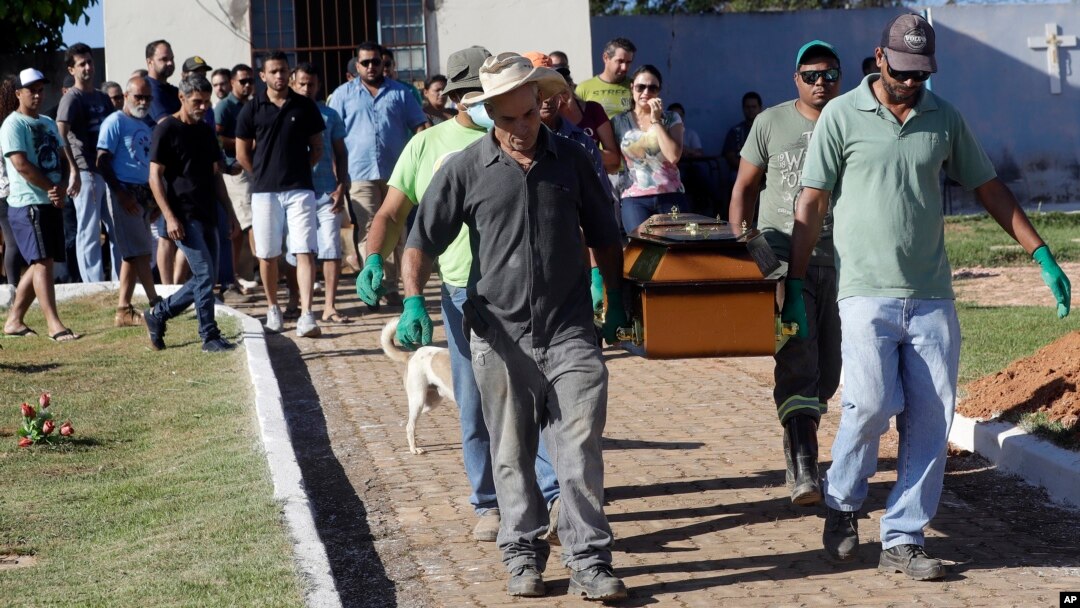 Cemetery workers carry the coffin with the body of Vale SA employee Edgar Carvalho Santos, victim of the collapsed dam, in Brumadinho, Brazil, Jan. 29, 2019. 