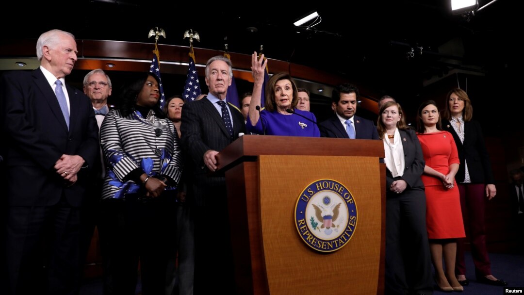 AQSh Vakillar palatasi spikeri Nensi Pelosi (markazda) va boshqa demokrat qonunchilar AQSh-Kanada-Meksika savdo bitimi bo'yicha kelishuvga erishilganini e'lon qilmoqda, 2019-yil, 10-dekabr.