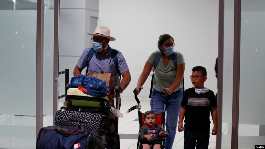 Llagada de salvadoreños del exterior al Aeropuerto Internacional de El Salvador, en San Luis Talpa, El Salvador, el 8 de marzo de 2020.