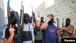 지난 2014년 4월 이슬람 수니파 무장단체 ISIL 요원들이 이라크 팔루자 시를 순찰하고 있다. (자료사진)