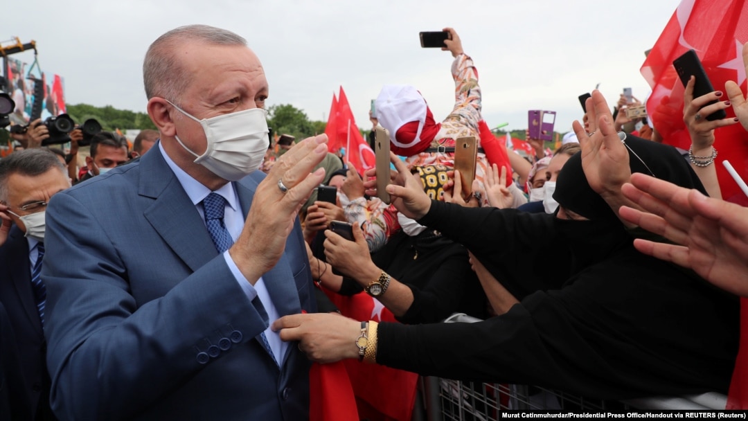 Sazlıdere Köprüsü'nün temel atma töreninden önce halkı selamlayan Cumhurbaşkanı Recep Tayyip Erdoğan