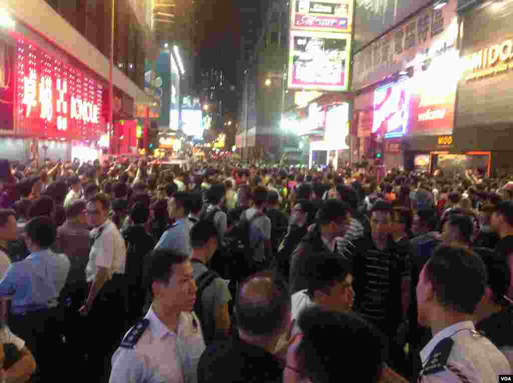大批市民連續第二晚在旺角與警方「巷戰」 (美國之音海彥拍攝 )