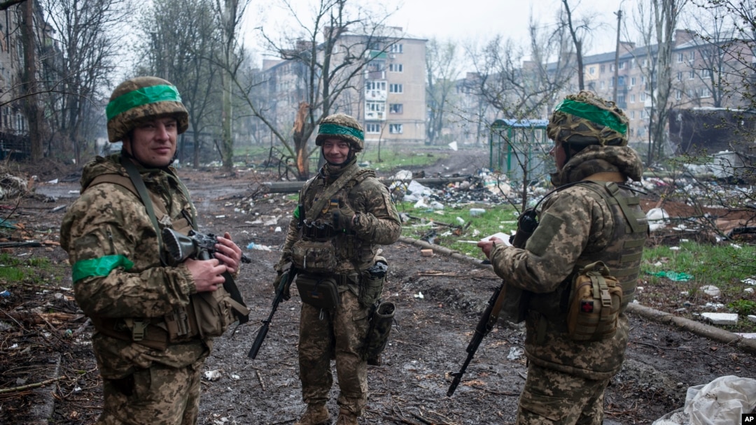 Soldados ucranianos conversan en Bájmut, en la región de Donetsk, el 12 de abril de 2023.